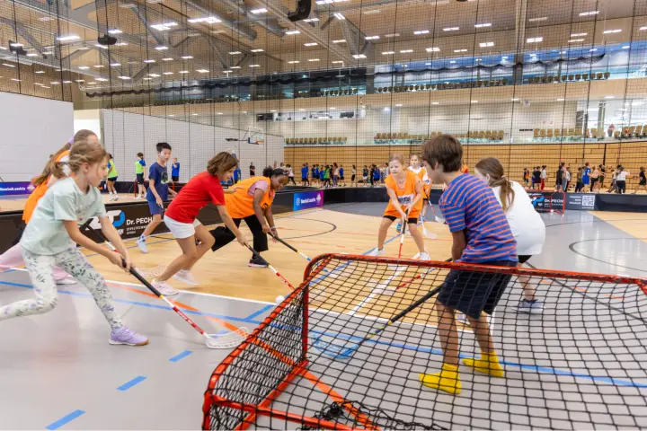 Kinder beim Hockey spielen