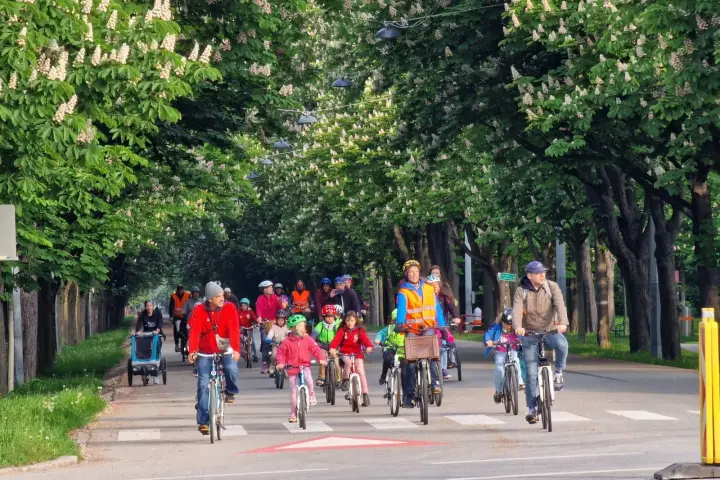 Eltern und Kinder am Rad am Schulweg
