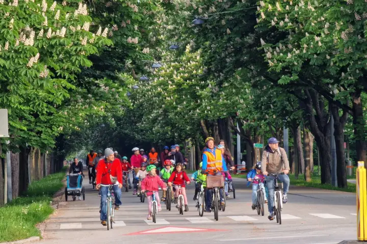 Eltern und Kinder am Rad am Weg zur Schule