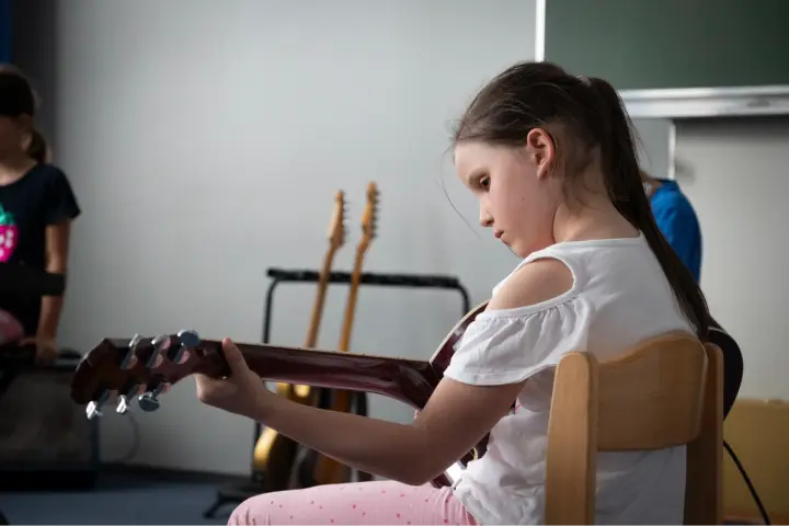 Ein Kind spielt Gitarre