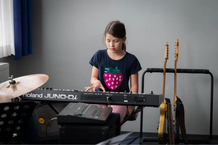 Ein Mädchen spielt Keyboard
