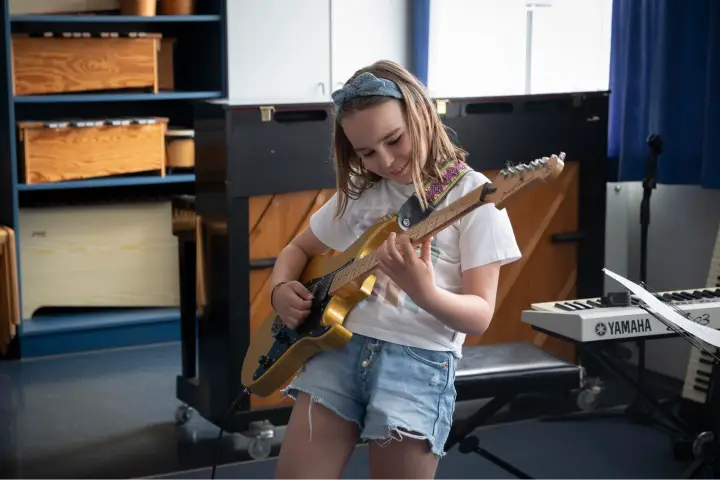 Ein Mädchen spielt E - Gitarre