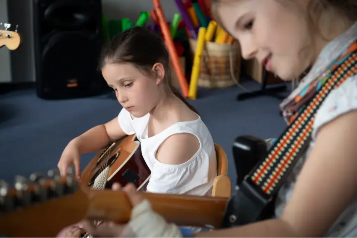 Zwei Mädchen spielen Gitarre