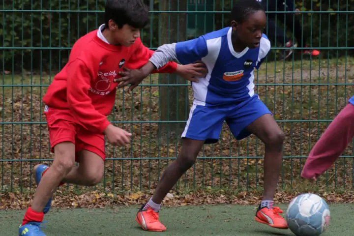 Kinder spielen beim Fußball FARENET Turnier 2016.17