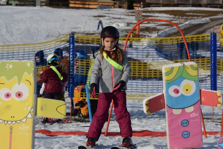 Kind beim Schifahren am Tag im Schnee