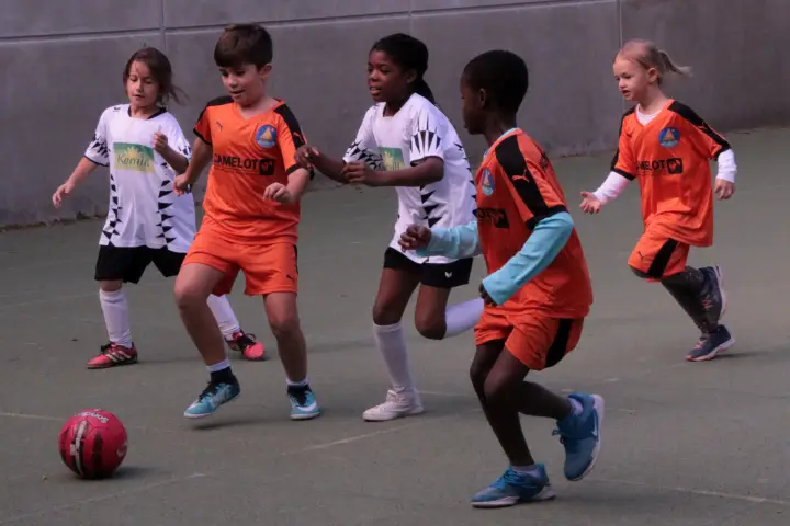 Kinder spielen beim Fußball FARENET Turnier 2018.19