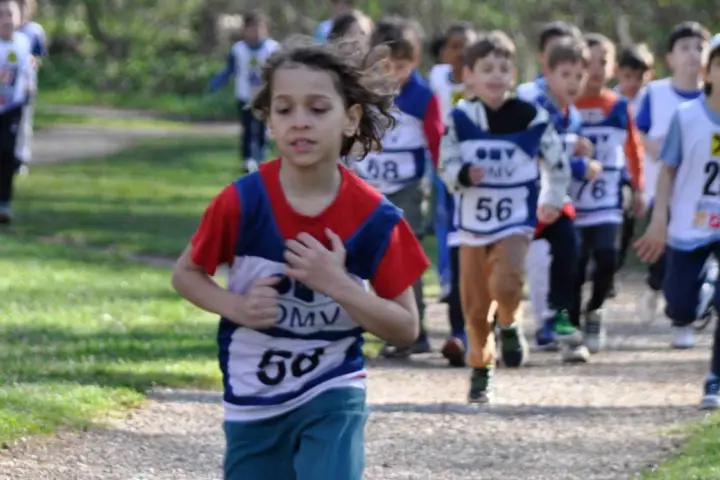 Kinder beim Lauf